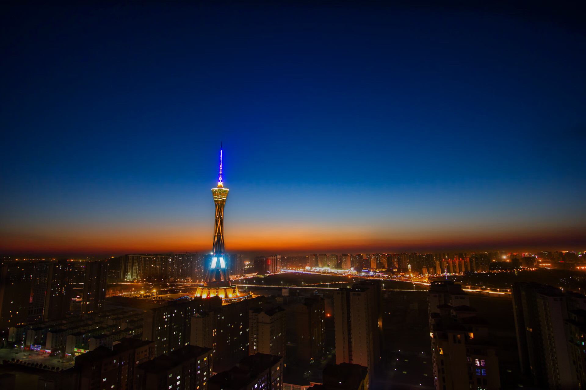 东方铁壁与西方利刃，团队铁血与个人英雄主义的隔空对话