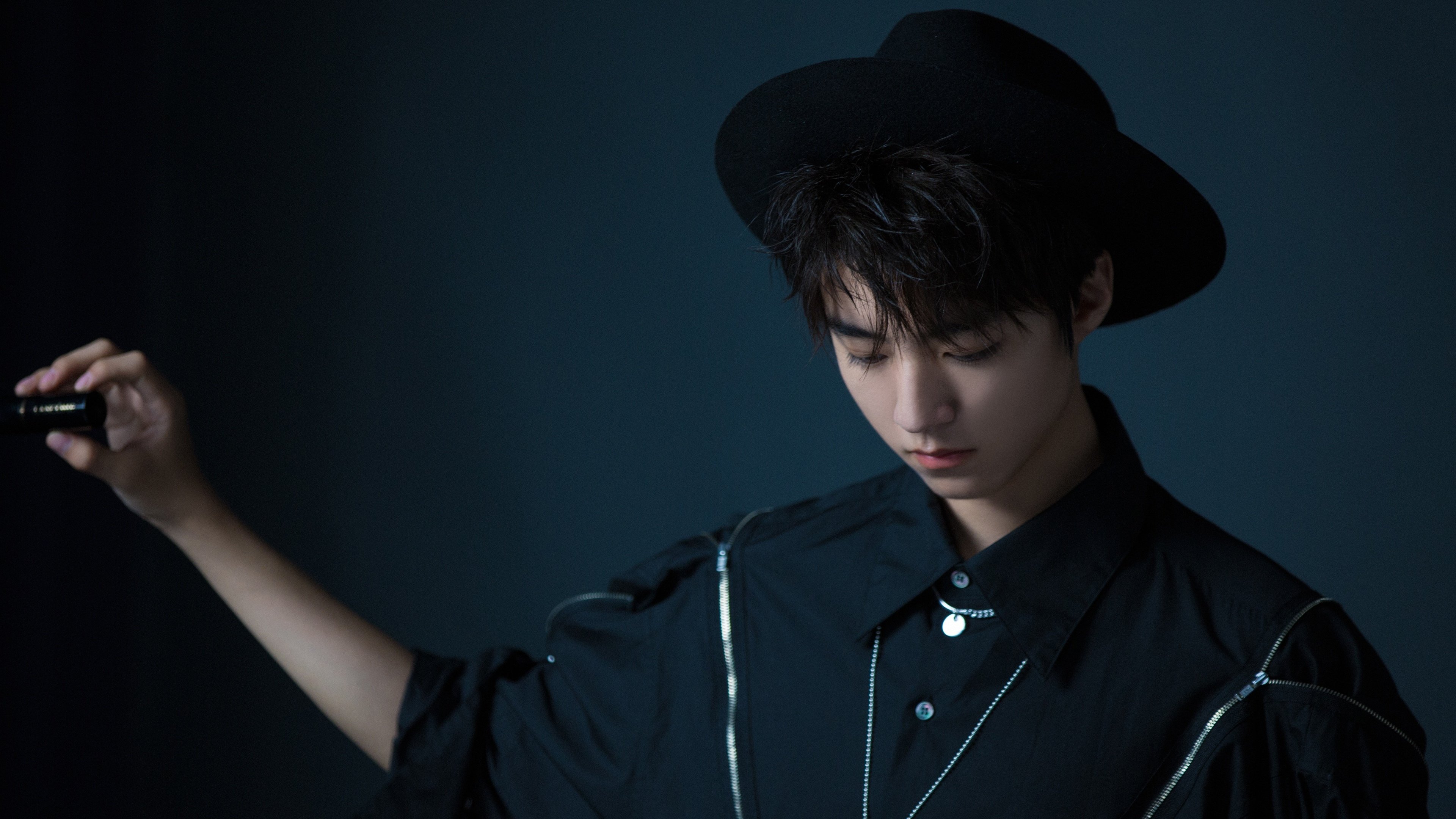 数据迷雾中的隔空决胜，当英格拉姆的指尖划破平行赛场